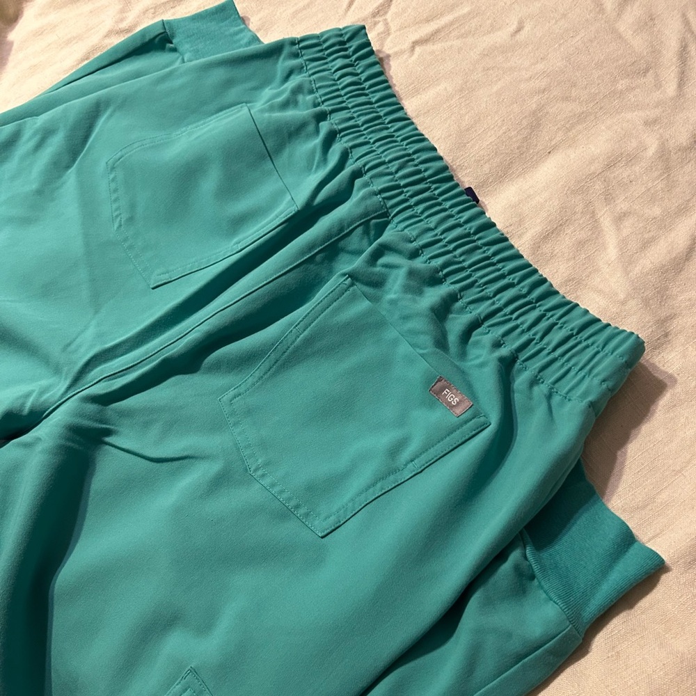 FIGS Surgical Green Jogger Scrub Pants - Picture 4 of 6
